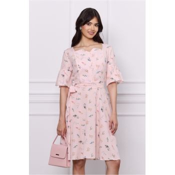 Rochie Elisa roz cu imprimeu floral albastru si cordon in talie