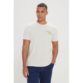 Tricou cu decolteu la baza gatului si imprimeu pe partea din spate