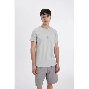 Tricou cu decolteu la baza gatului si imprimeu text