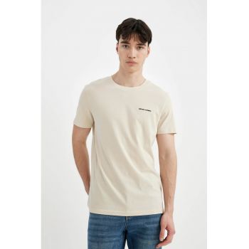 Tricou cu decolteu la baza gatului si text brodat