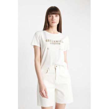 Tricou cu imprimeu text si decolteu la baza gatului