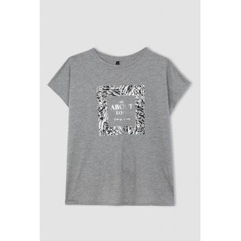 Tricou cu imprimeu text si decolteu la baza gatului