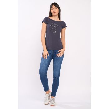 Tricou cu imprimeu text si decolteu barcuta