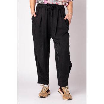 Pantaloni negri, masura mare, din tencel, cu siret
