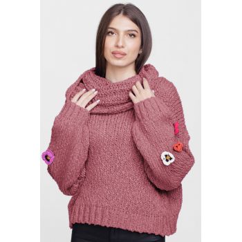 Pulover cu guler bogat, cu ochiuri mari si flori pe maneci, roz inchis ieftin