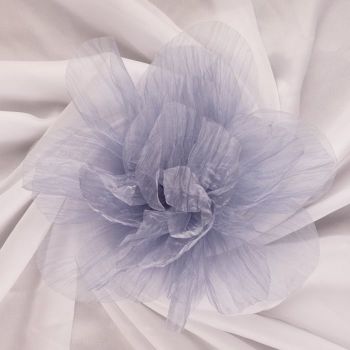 Brosa floare din organza creponata cu diametru de 20 cm, cu clips pentru par, gri deschis