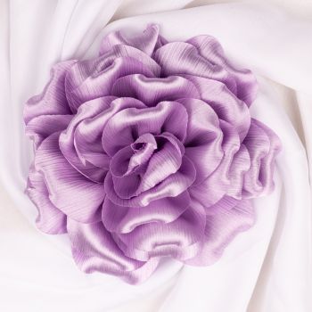 Brosa floare lila satinata si usor creponata cu diametru de 15 cm, cu clips pentru par