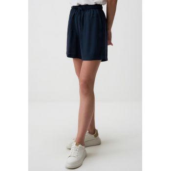 Pantaloni scurti cu croiala ampla si snur