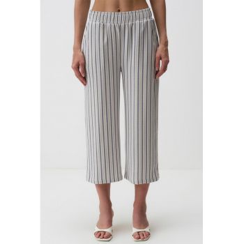 Pantaloni capri cu model in dungi