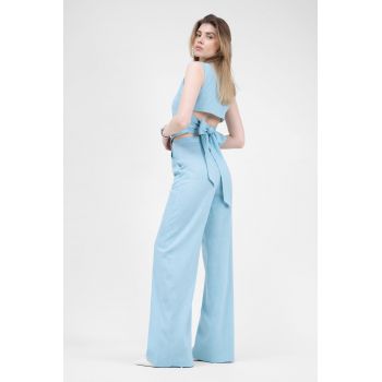 Costum baby blue cu vesta decupata si pantaloni drepti