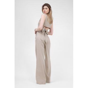 Costum bej cu vesta decupata si pantaloni drepti