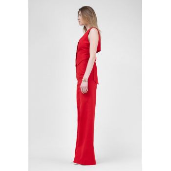 Costum de in rosu cu vesta decupata si pantaloni drepti