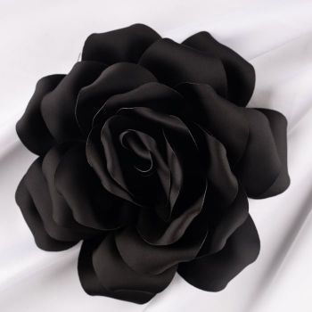 Brosa floare neagra satinata cu diametru de 15 cm, cu clips pentru par
