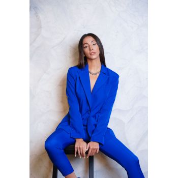 Costum albastru electric cu sacou cambrat si pantaloni slim fit