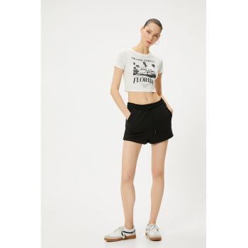 Pantaloni scurti cu snur in talie