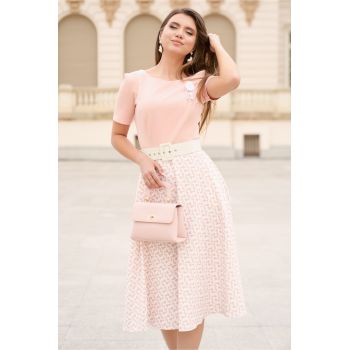 Rochie din crep roz cu imprimeu pe fusta si curea in talie