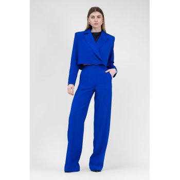 Costum albastru electric cu sacou cropped si pantaloni drepti cu riz