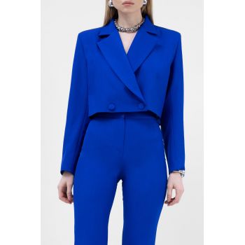 Costum albastru electric cu sacou cropped si pantaloni evazati
