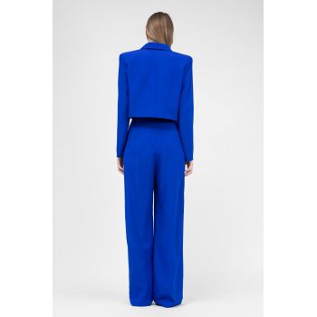Costum albastru electric cu sacou cropped si pantaloni ultra wide leg