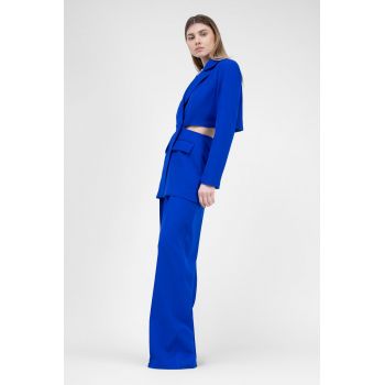 Costum albastru electric cu sacou decupat si pantaloni ultra wide leg