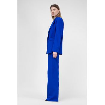 Costum albastru electric cu sacou regular cu buzunar dublu si pantaloni cu riz