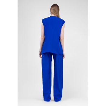 Costum albastru electric cu vesta oversized si pantaloni drepti cu riz