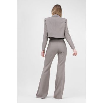 Costum bej cu sacou cropped si pantaloni evazati