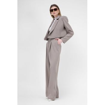 Costum bej cu sacou cropped si pantaloni ultra wide leg