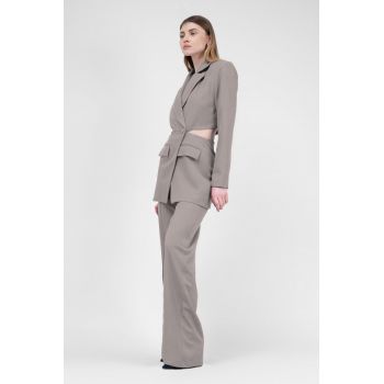 Costum bej cu sacou decupat si pantaloni drepti cu riz