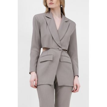 Costum bej cu sacou decupat si pantaloni evazati