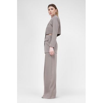 Costum bej cu sacou decupat si pantaloni ultra wide leg