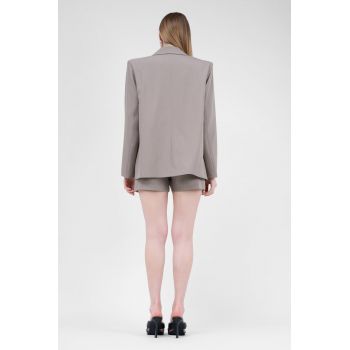 Costum bej cu sacou regular cu buzunar dublu si fusta pantalon