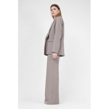 Costum bej cu sacou regular cu buzunar dublu si pantaloni ultra wide leg