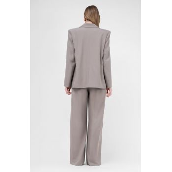 Costum bej cu sacou regular cu buzunar dublu si pantaloni ultra wide leg