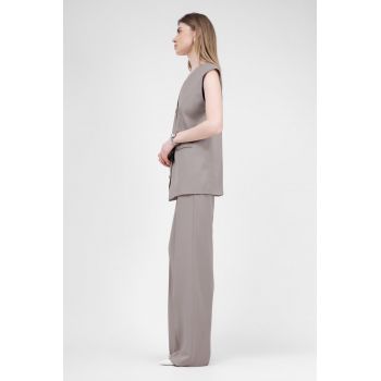 Costum bej cu vesta oversized si pantaloni drepti cu riz