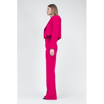 Costum fuchsia cu sacou cropped si pantaloni drepti cu riz