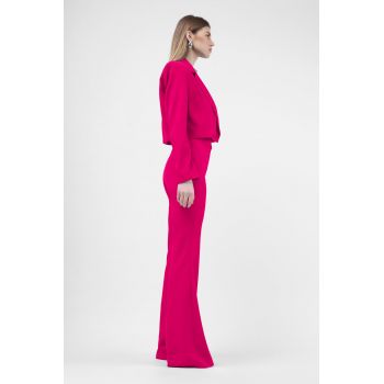 Costum fuchsia cu sacou cropped si pantaloni evazati