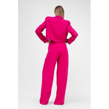 Costum fuchsia cu sacou cropped si pantaloni ultra wide leg