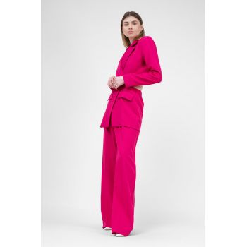 Costum fuchsia cu sacou decupat si pantaloni ultra wide leg