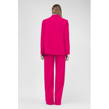 Costum fuchsia cu sacou regular cu buzunar dublu si pantaloni cu riz