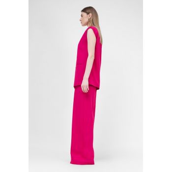 Costum fuchsia cu vesta oversized si pantaloni ultra wide leg