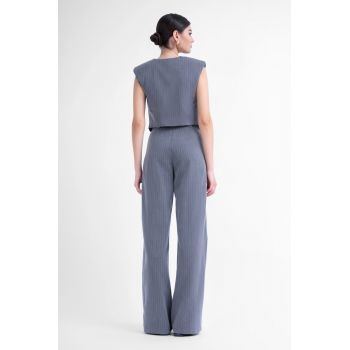 Costum gri cu dungi cu vesta cambrata si pantaloni wide leg