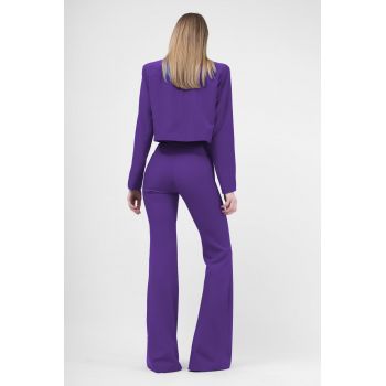 Costum mov cu sacou cropped si pantaloni evazati
