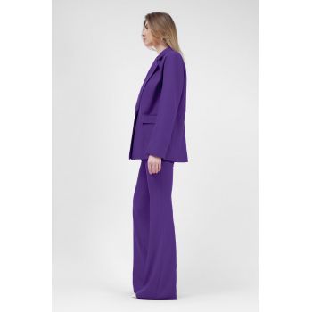 Costum mov cu sacou regular cu buzunar dublu si pantaloni evazati