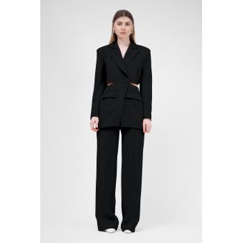 Costum negru cu sacou decupat si pantaloni drepti cu riz