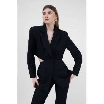 Costum negru cu sacou decupat si pantaloni evazati