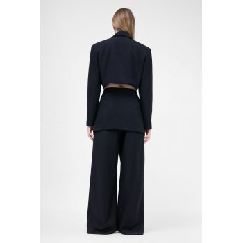 Costum negru cu sacou decupat si pantaloni ultra wide leg