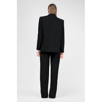 Costum negru cu sacou regular cu buzunar dublu si pantaloni drepti cu riz
