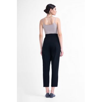 Costum negru cu sacou regular si pantaloni cropped
