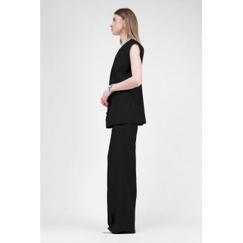 Costum negru cu vesta oversized si pantaloni drepti cu riz